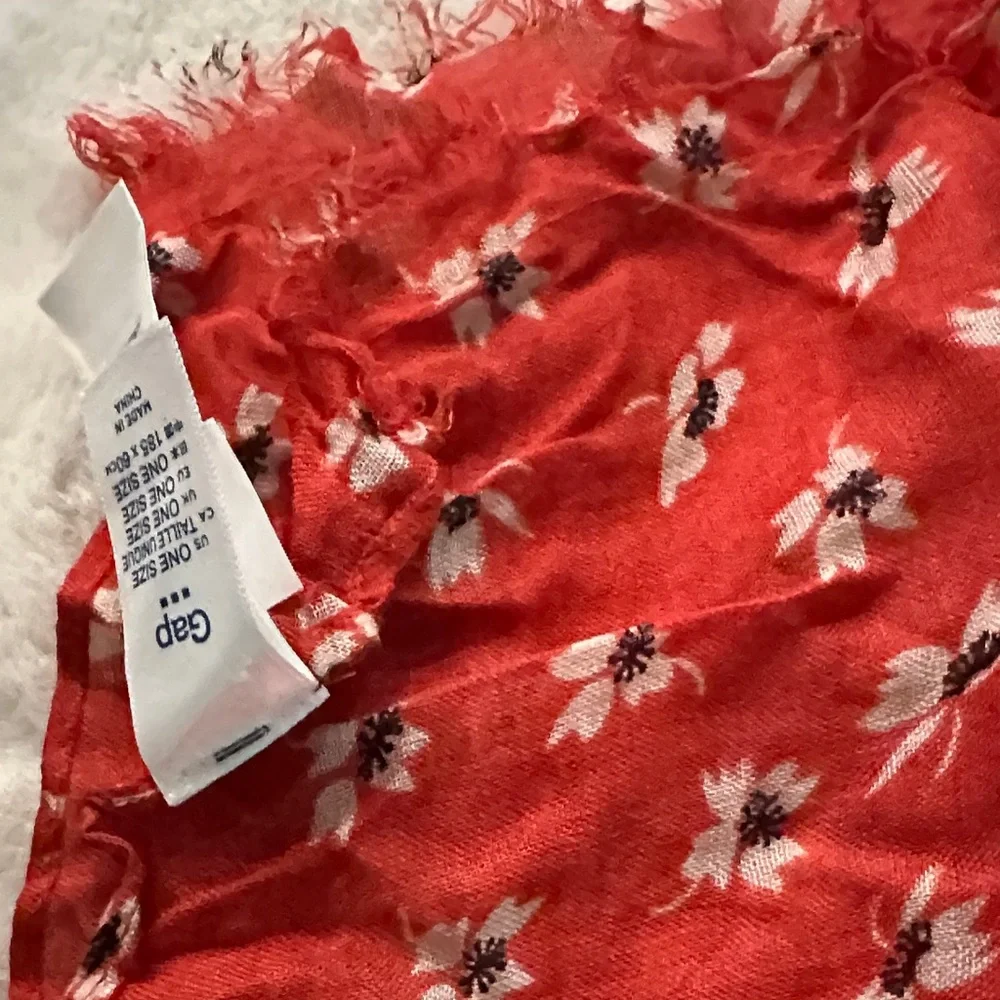 GAP Red Floral Scarf Size 23^72